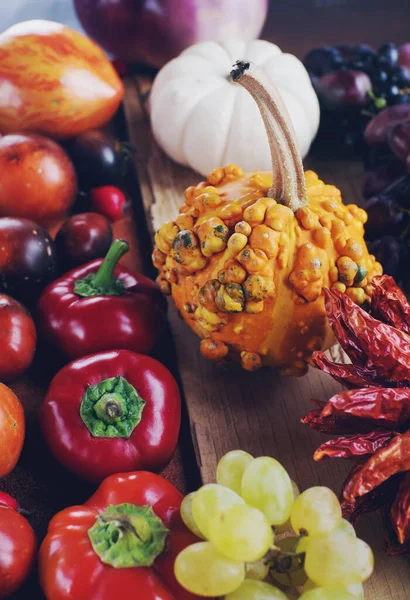 Saisonale Komposition Mit Kürbissen Trauben Herbstblättern Reifen Früchten Und Gemüse — Stockfoto