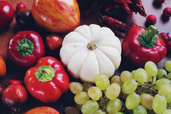 Composición Estacional Con Calabazas Uvas Hojas Otoño Frutas Verduras Maduras —  Fotos de Stock