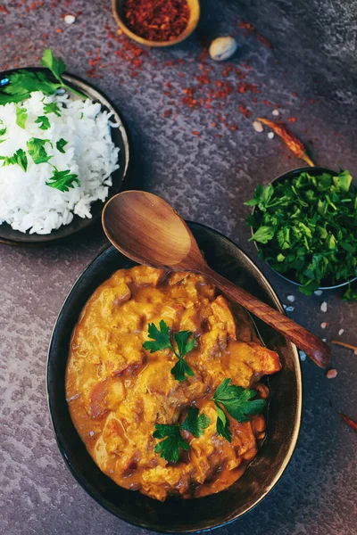 Traditional Indian Brittish Dish Butter Chicken Bowl Basmati Rice Spices — Stock Photo, Image