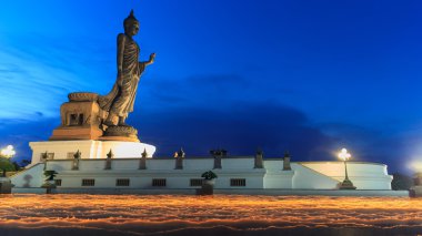 büyük hareketli mum ışık etrafında birçok kişi var Buda bronz