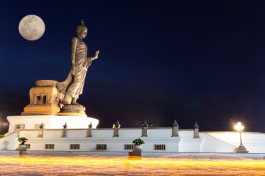 büyük hareketli mum ışık etrafında birçok kişi var Buda bronz