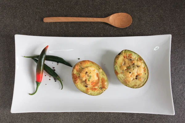 Yumurtayla pişirilmiş avokado.