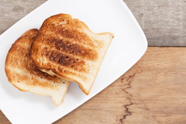 Kahvaltıda yanmış tost.