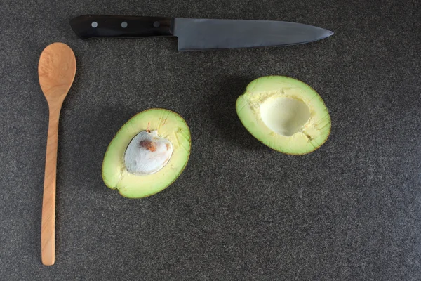 Granit üzerine taze avokado