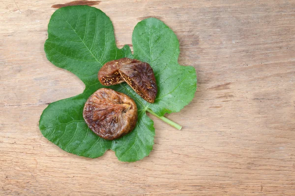 ahşap masa üzerinde kuru incir