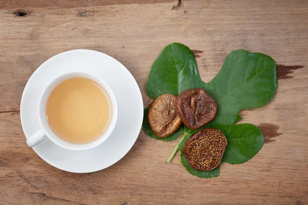 kuru incir ve ahşap masa üzerinde çay