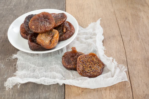 ahşap masa üzerinde kuru incir