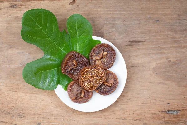 kuru incir ve ahşap masa üzerinde çay