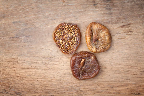 ahşap masa üzerinde kuru incir