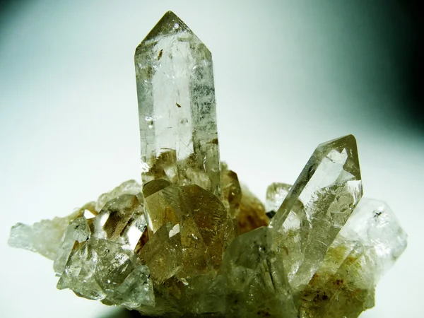 明确的岩石水晶石英晶洞地质晶体 — 图库照片