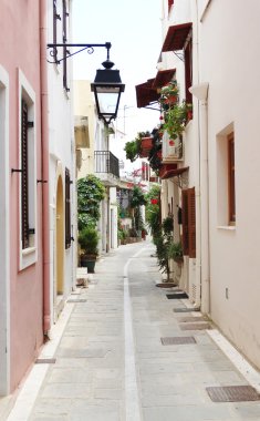 geleneksel sokak amoung bougainvillaea rethymno şehir Yunanistan