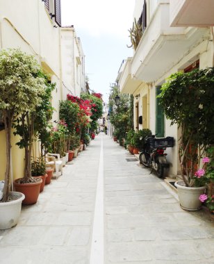 geleneksel sokak amoung bougainvillaea rethymno şehir Yunanistan