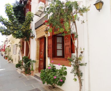 geleneksel sokak amoung bougainvillaea rethymno şehir Yunanistan