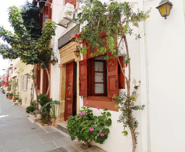 Tradicional calle amjalá bougainvillaea en ciudad rethymno Grecia — Foto de Stock