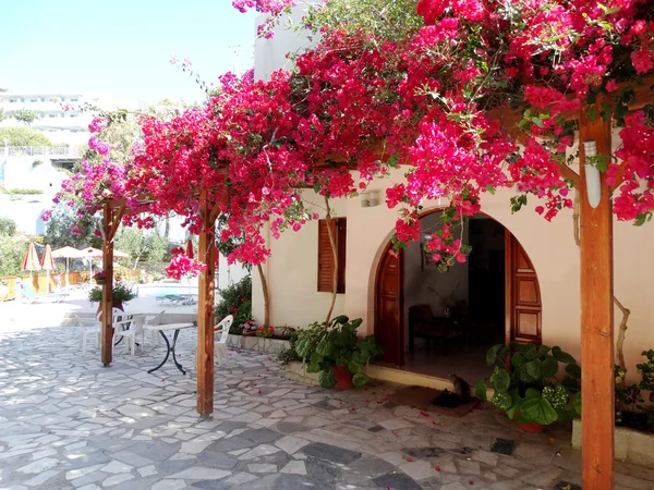 Hotel di lusso edificio balcone e terrazza Grecia — Foto Stock