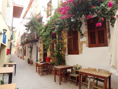 bougainvillaea chanya City Yunanistan arasında geleneksel sokak 