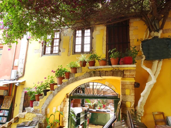 Traditionele straat tussen de bougainvillaea in chanya-stad Griekenland — Stockfoto