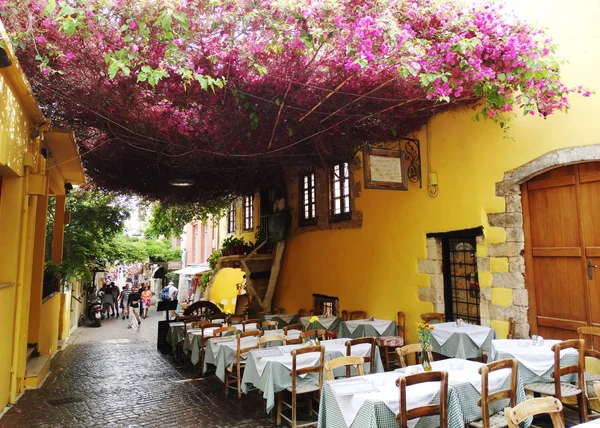 Traditionele straat tussen de bougainvillaea in chanya-stad Griekenland — Stockfoto