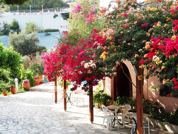 Hôtel de luxe bâtiment balcon et terrasse Grèce — Photo