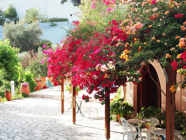 Luxe hotelgebouw balkon en terras santorini Griekenland — Stockfoto