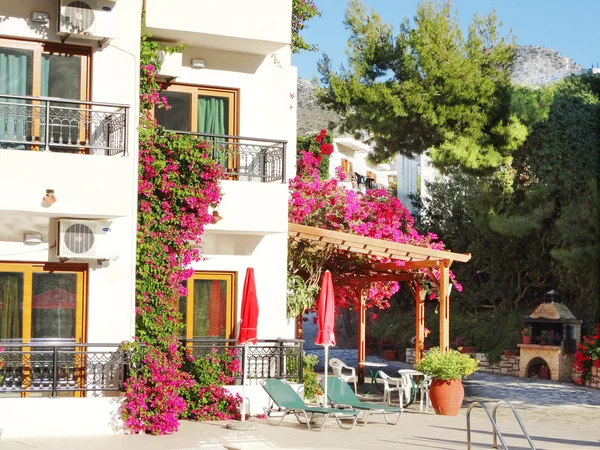 Luksusowy hotel budynku balkon i taras santorini Grecja — Zdjęcie stockowe