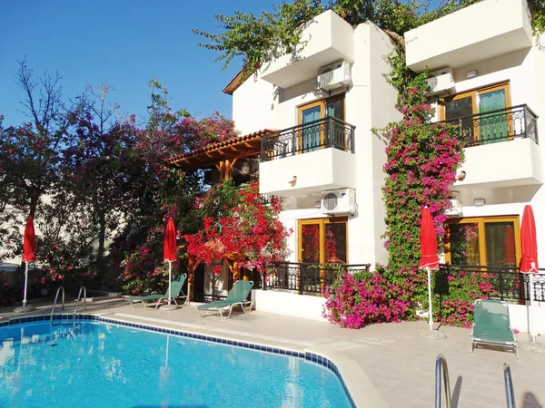 Hôtel de luxe bâtiment balcon et terrasse santorini Grèce — Photo