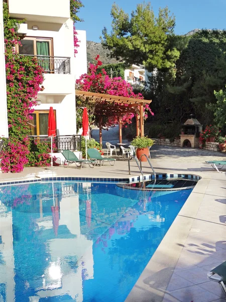 Hotel di lusso edificio balcone e terrazza santorini Grecia — Foto Stock