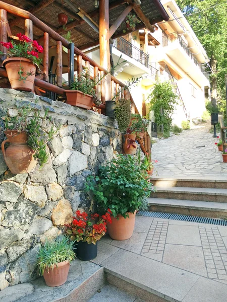 Rua tradicional entre bougainvillaea na Grécia — Fotografia de Stock