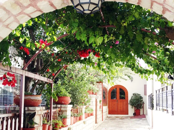 Luksusowy hotel budynku balkon i taras santorini Grecja — Zdjęcie stockowe