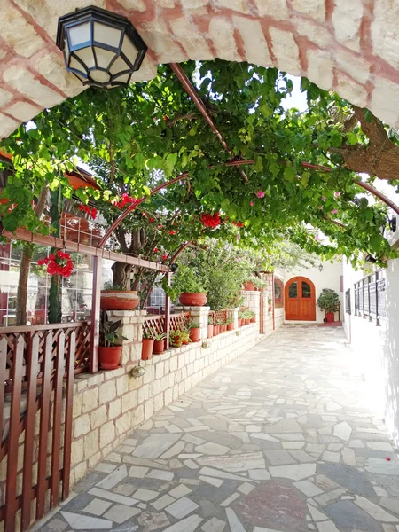 Luksusowy hotel budynku balkon i taras santorini Grecja — Zdjęcie stockowe