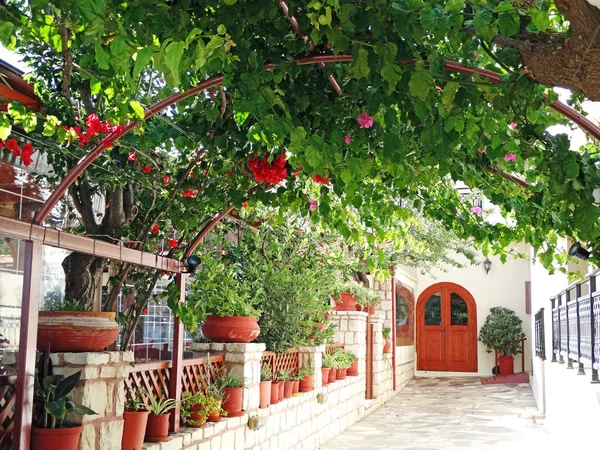 Luksusowy hotel budynku balkon i taras santorini Grecja — Zdjęcie stockowe