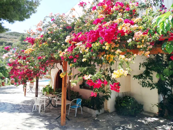 Luksusowy hotel budynku balkon i taras santorini Grecja — Zdjęcie stockowe