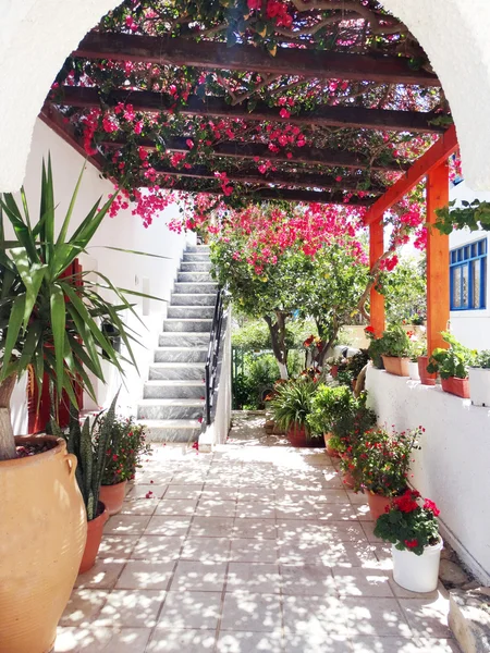 Lyxhotell bygga balkong och terrass santorini Grekland — Stockfoto