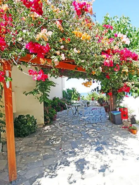 Luxus hotel gebäude balkon und terrasse santorini griechenland — Stockfoto