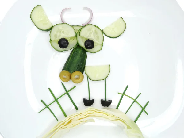 Aperitivo vegetal divertido creativo con pepino —  Fotos de Stock