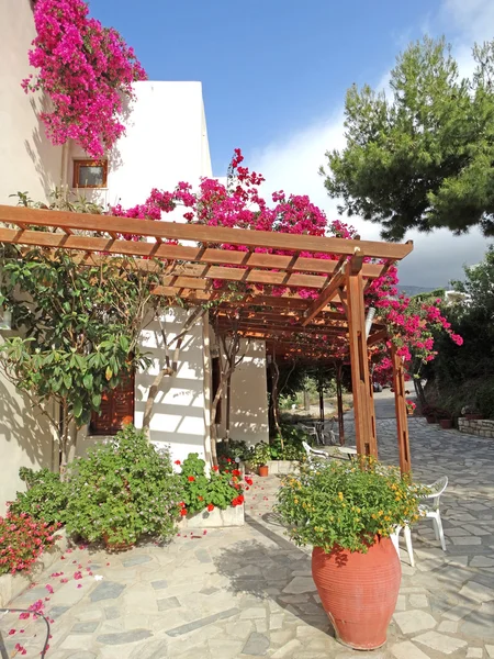 Luxe hotelgebouw balkon en terras santorini Griekenland — Stockfoto