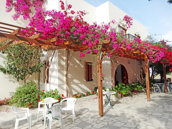 Luxe hotelgebouw balkon en terras santorini Griekenland — Stockfoto