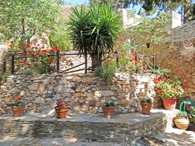bougainvillaea Yunanistan arasında geleneksel eski manastır 