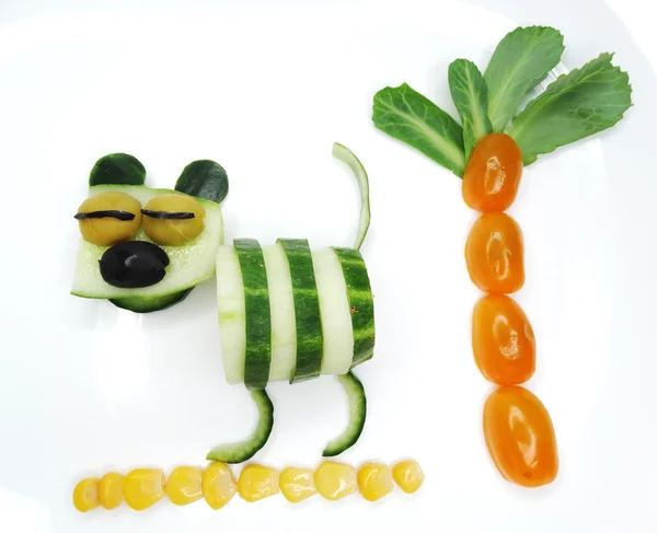 Lanche vegetal engraçado criativo com pepino — Fotografia de Stock