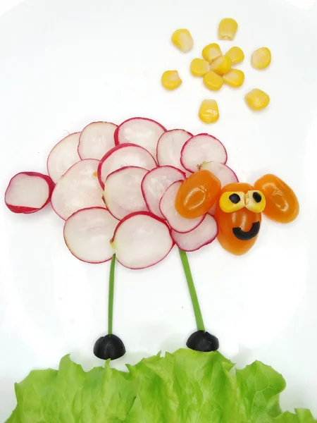 Kreativní legrační zeleniny snack s ředkvičkami — Stock fotografie