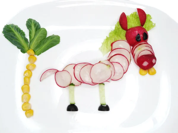 Креативные забавные овощные закуски с редиской — стоковое фото