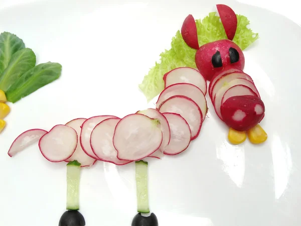 Turp ile yaratıcı komik sebze snack — Stok fotoğraf