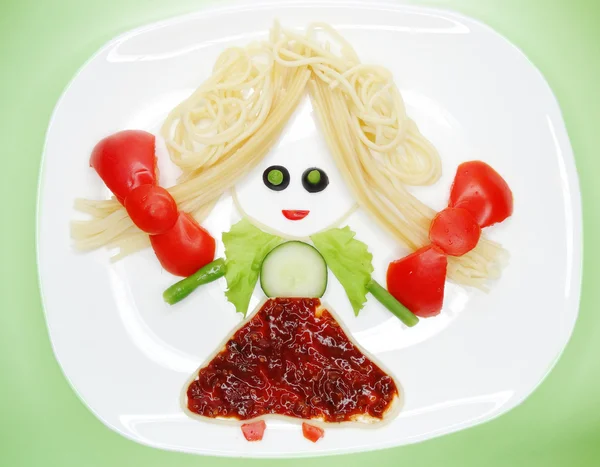 Kreatywne jedzenie warzyw kolacja formularza dziewczyna — Zdjęcie stockowe