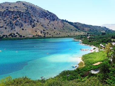 şezlong yakınındaki dağ gölü Yunanistan