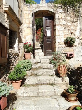 bougainvillaea Yunanistan arasında geleneksel eski manastır 