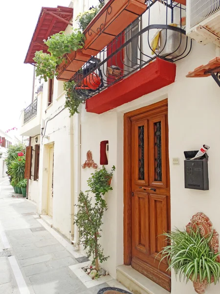 Calle tradicional entre bougainvillaea en ciudad rethymno Grecia — Foto de Stock