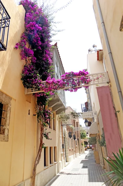 Традиционная улица среди bougainvillaea в Ретимно города Греции — стоковое фото