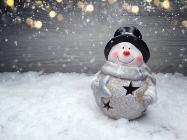 Mavi ahşap desenli kardan adam dekoru karlı kış yılbaşı arkaplanı                              