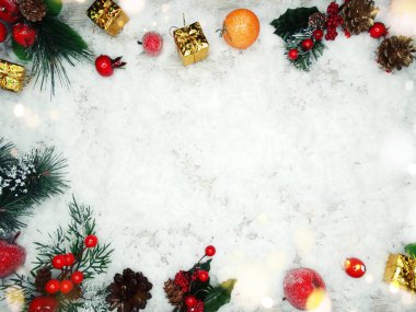 Kış Noel arkaplanı köknar dalları koniler ve mavi ahşap dokuda kar                              