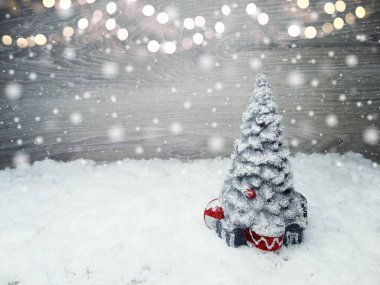 Noel ağacı, köknar dalları ve çelenk ışıklarıyla süslenmiş.